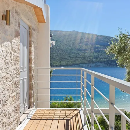 Sea Whisper στην παραλία πρόσβαση μόνο με σκάφος Μικρός Γιαλός