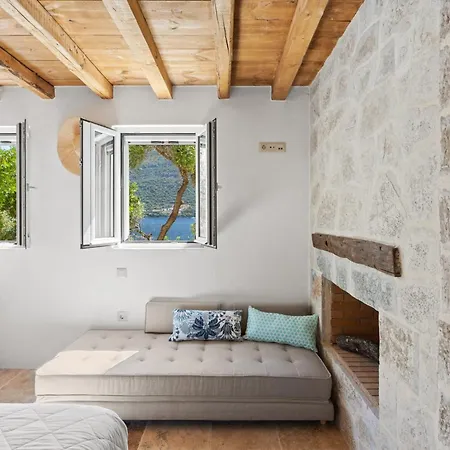 Sea Whisper Beachfront Reached Only By Boat Vila